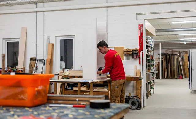 Liermann Mitarbeiter mit rotem Pullover arbeitet an einem Projekt